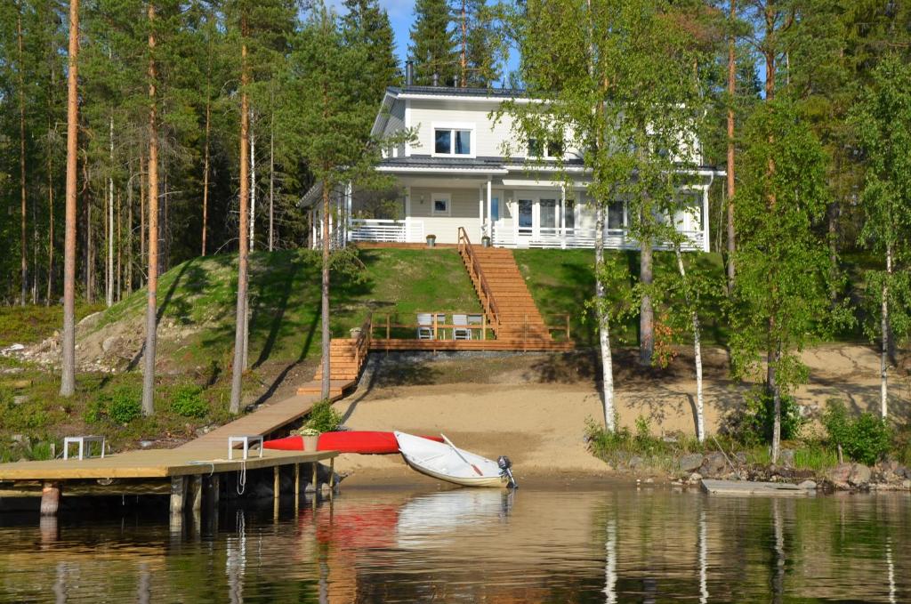 Lasten leikkialue majoituspaikassa Kainiemen Huvilat