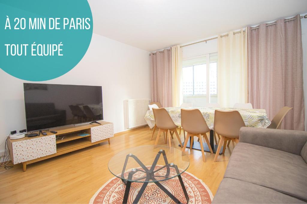 uma sala de estar com uma mesa e cadeiras e uma televisão em Spacieux T4 Idéal Groupes em Créteil