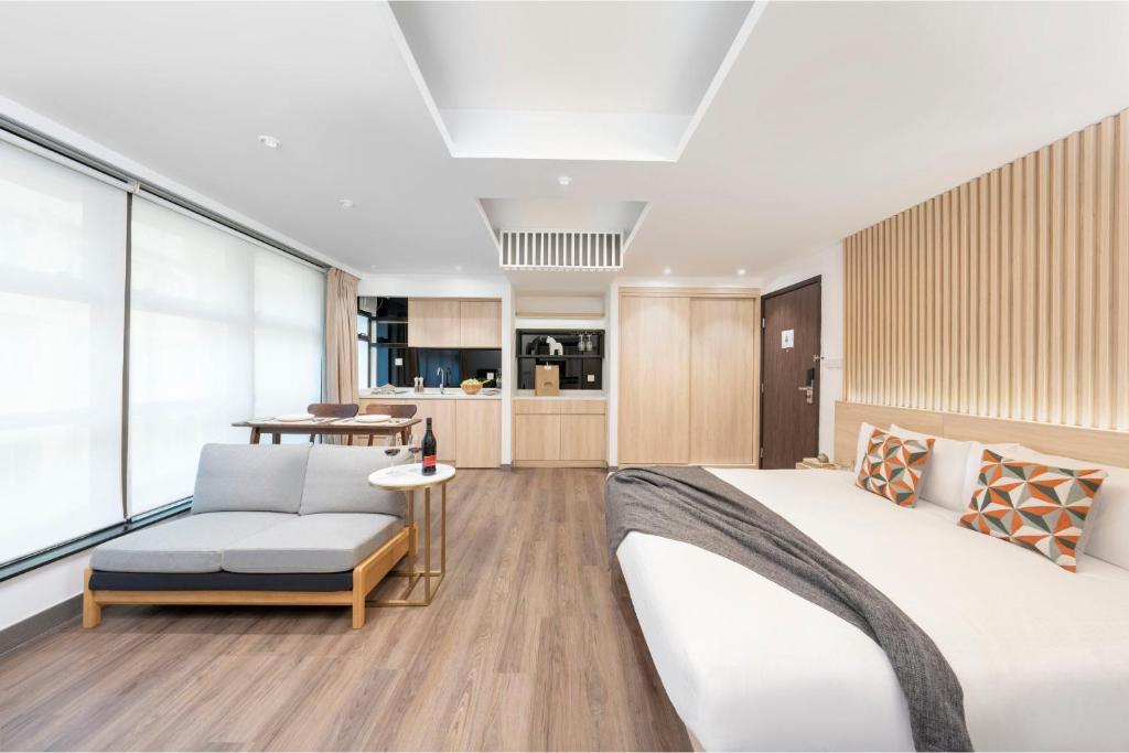 um quarto com uma cama e um sofá em Shama Central em Hong Kong