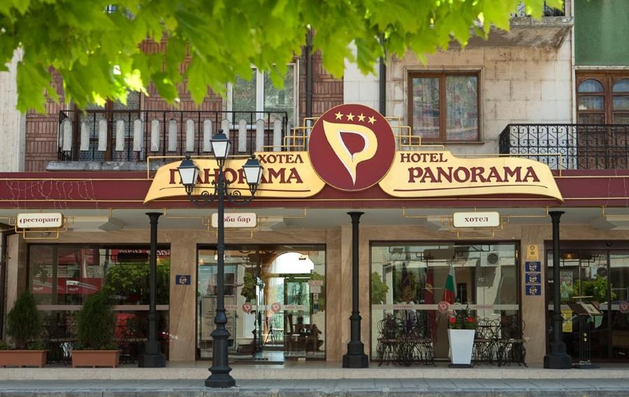 un magasin avec un panneau à l'avant d'un bâtiment dans l'établissement Hotel Panorama, à Veliko Tarnovo