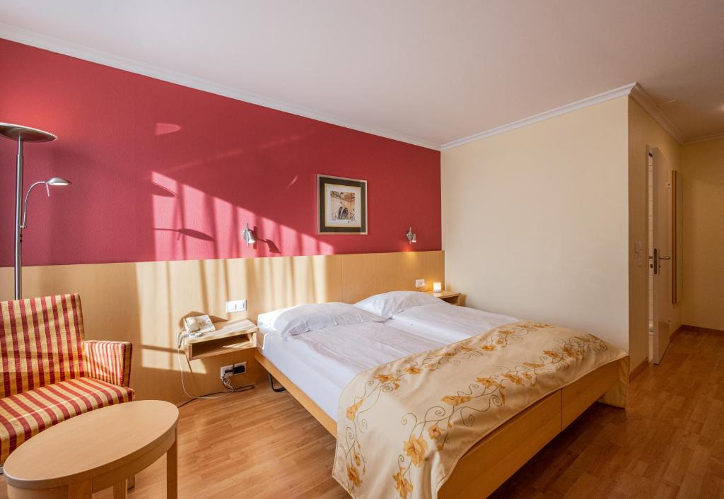 Postel nebo postele na pokoji v ubytování Ambassador Self Check-in Hotel