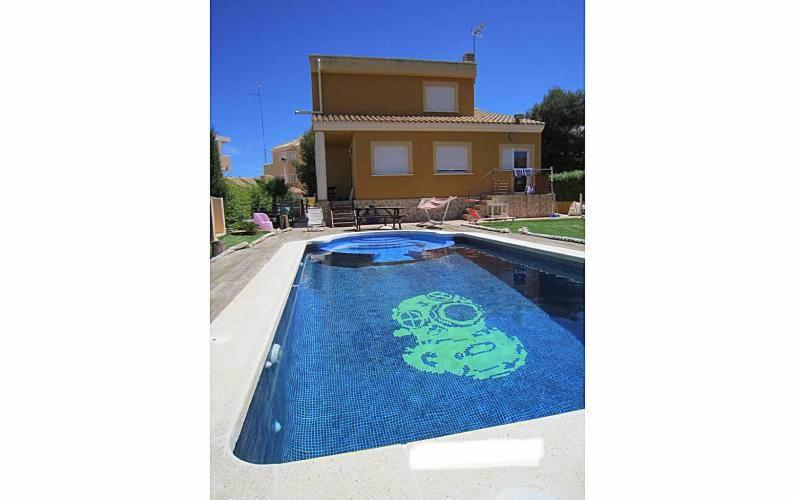 een huis met een zwembad met een schilderij erop bij Chalet de Lujo en La Manga in Cartagena