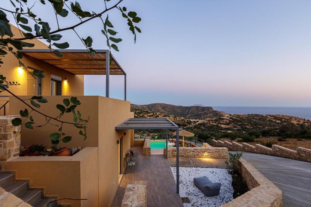 uma casa com vista para o oceano em Villa Mariva , south Crete , Triopetra em Triopetra