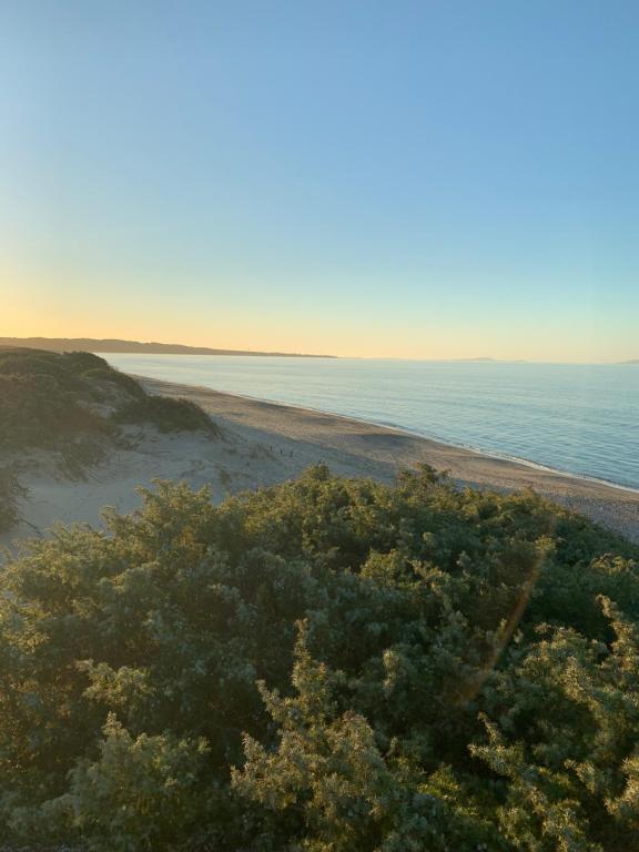 una vista aérea de la playa y del océano en Tutti al mare, en Platamona