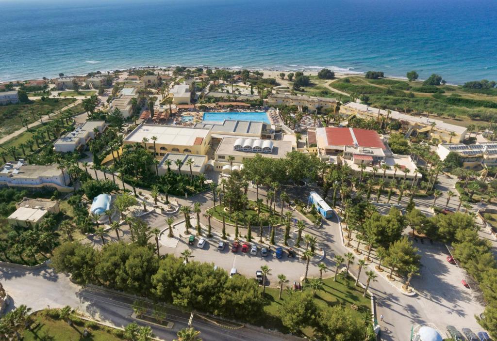 una vista aérea del complejo y del océano en Eurovillage Achilleas Hotel en Mastichari
