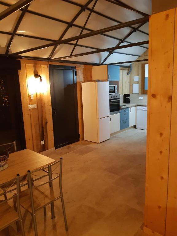 Kuchyň nebo kuchyňský kout v ubytování DANSAVAN Chambres d Hôtes Gite