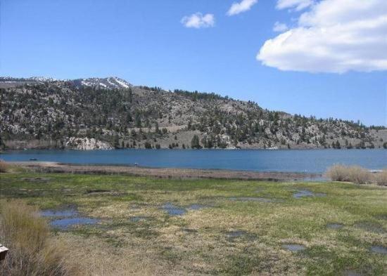 六月湖的住宿－Rr-edgewater08，享有湖泊和山脉的景色