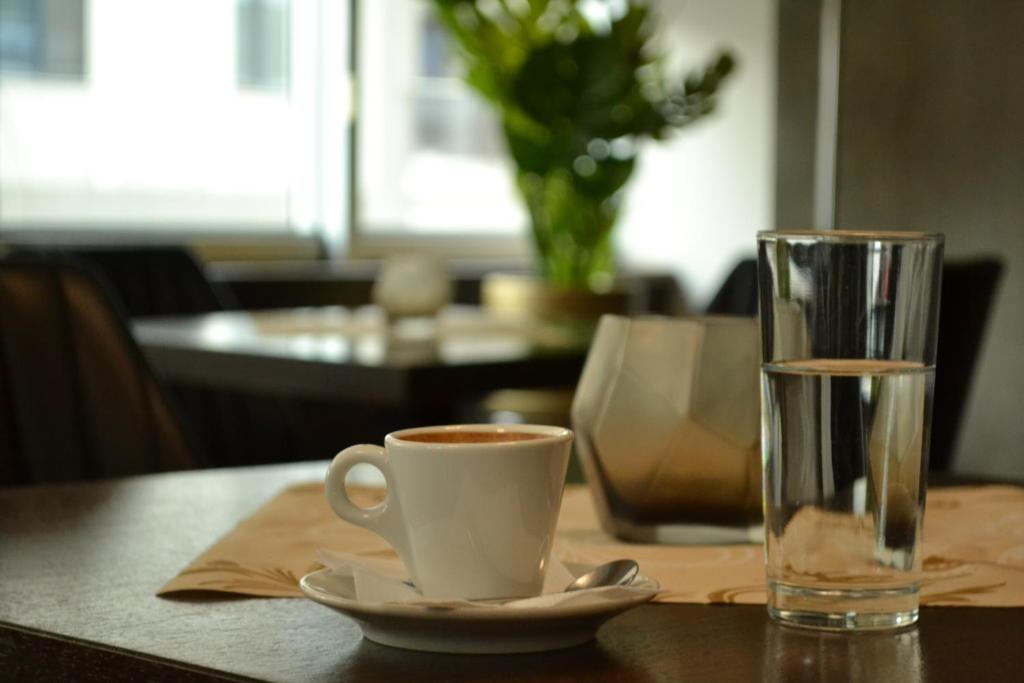 Příslušenství pro přípravu čaje a kávy v ubytování Queen's Hotel - Zebra Centre