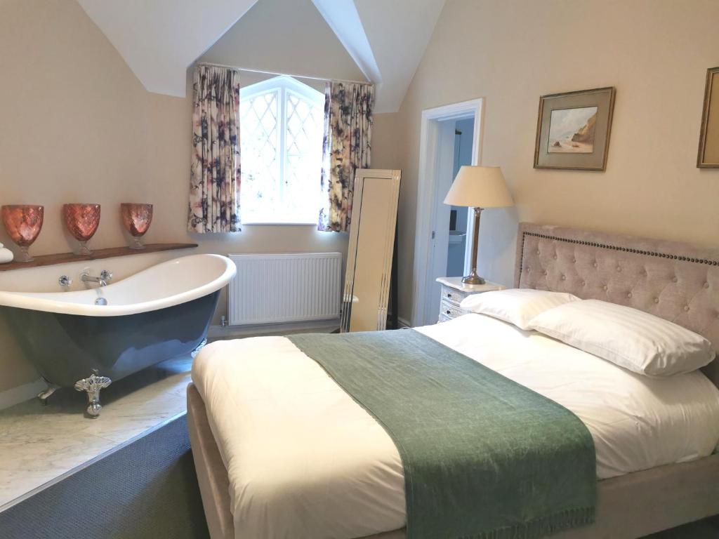 A bed or beds in a room at The Coach House Apartment at Cefn Tilla Court, Usk