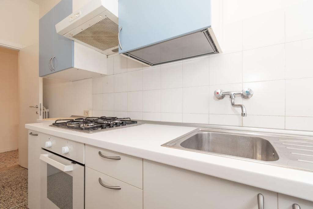 A kitchen or kitchenette at Appartamento Ospedale Civile 3 - F&L Apartment