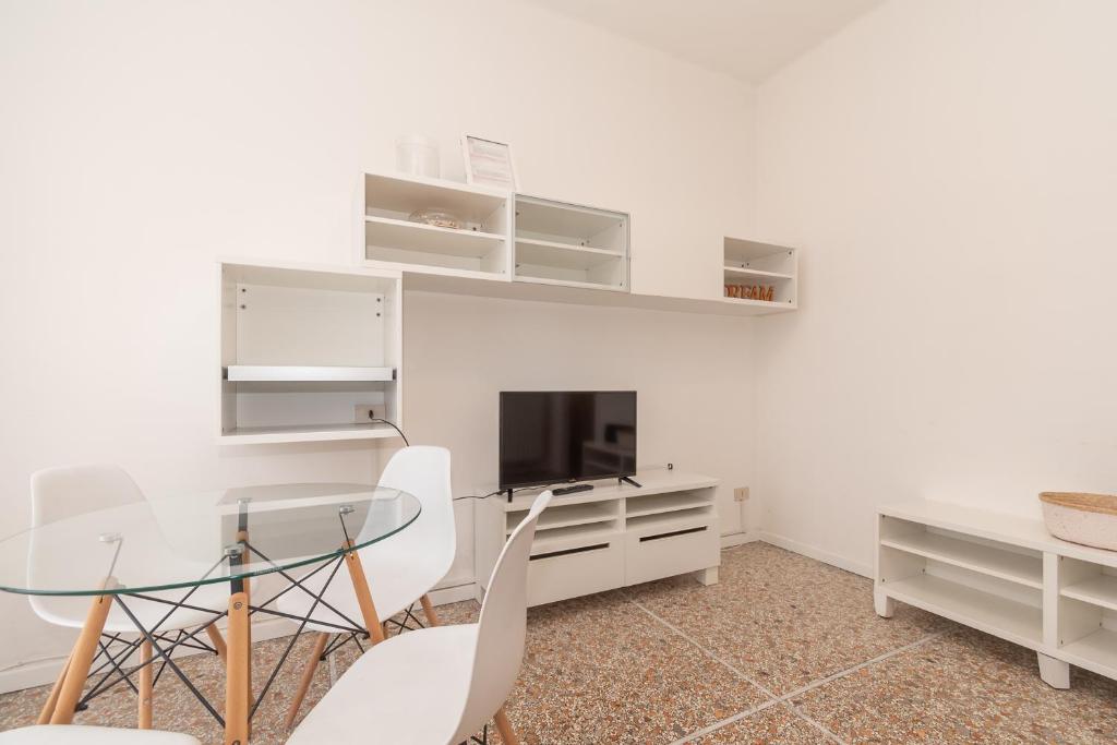 A television and/or entertainment centre at Appartamento Ospedale Civile 3 - F&L Apartment