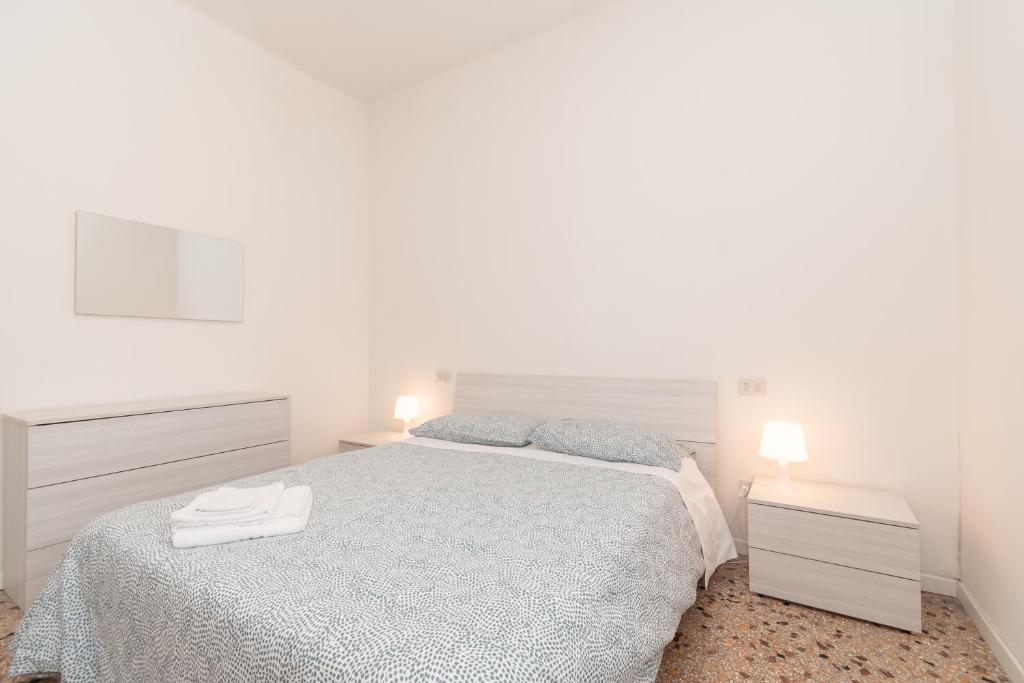 A bed or beds in a room at Appartamento Ospedale Civile 3 - F&L Apartment