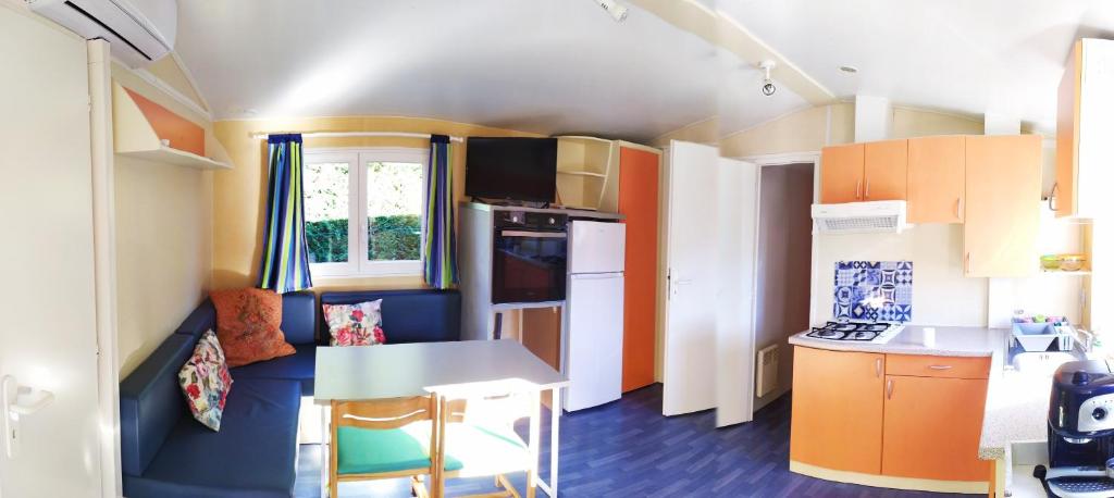 a small kitchen with a small table in a caravan at mobil-home du lac de Foix in Foix