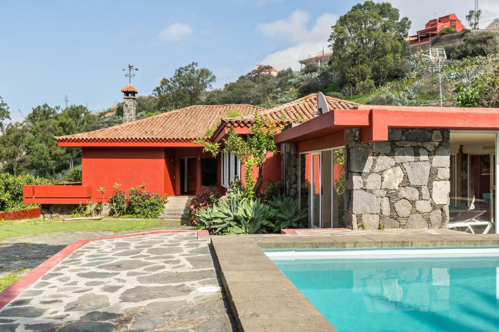 a house with a swimming pool in front of it at El Jardín de Santa Bígida in Santa Brígida