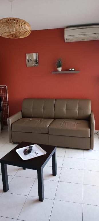 un salon avec un canapé et une table basse dans l'établissement 65 Rue Pierre Rameil Appartement, à Cavalaire-sur-Mer
