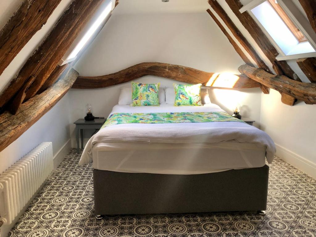 een slaapkamer met een bed op zolder bij 3 The Olde Barn Apartments in Stamford