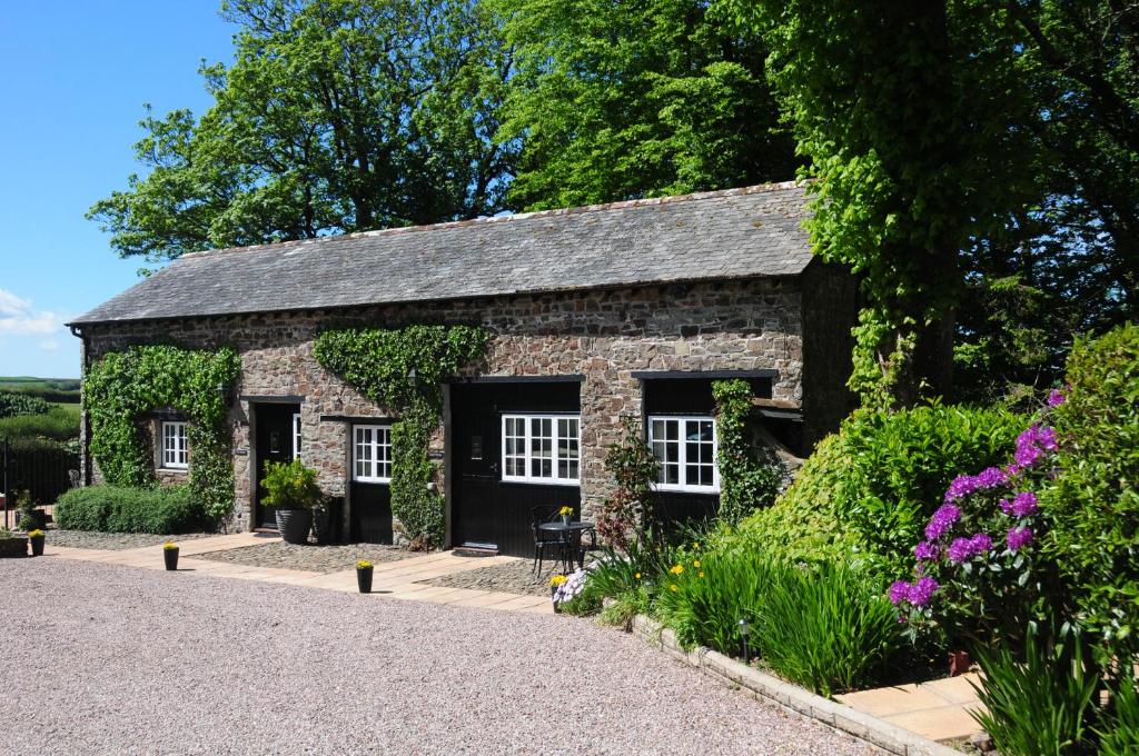 Cloister Park Cottages, Frithelstock (updated prices 2024)