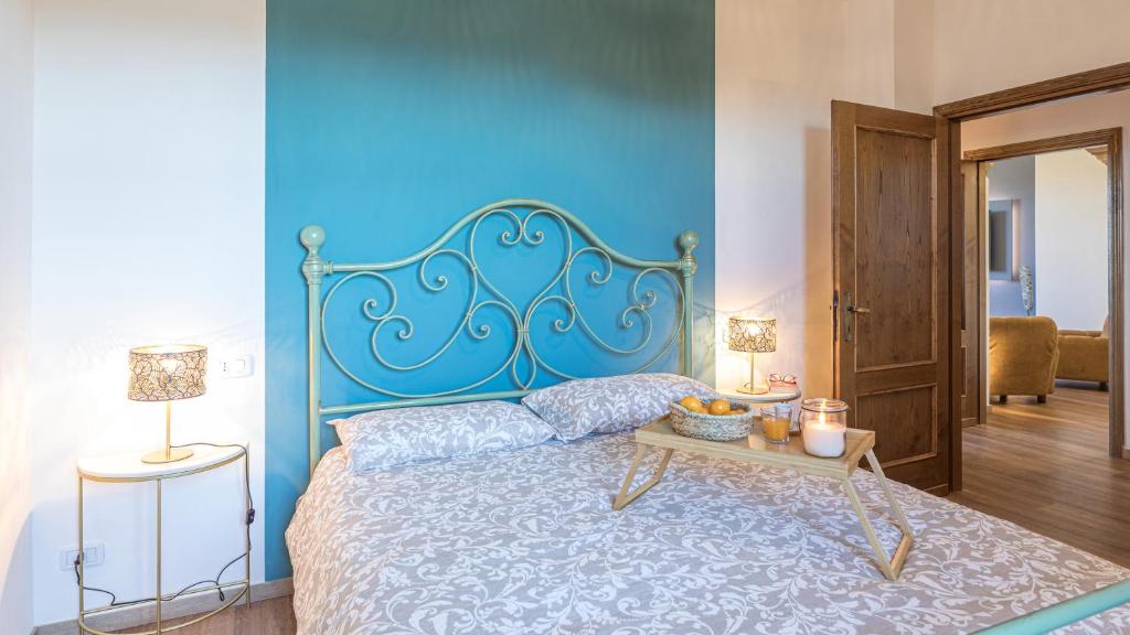 Posteľ alebo postele v izbe v ubytovaní CASALE BELLA VITA 8&4, Emma Villas