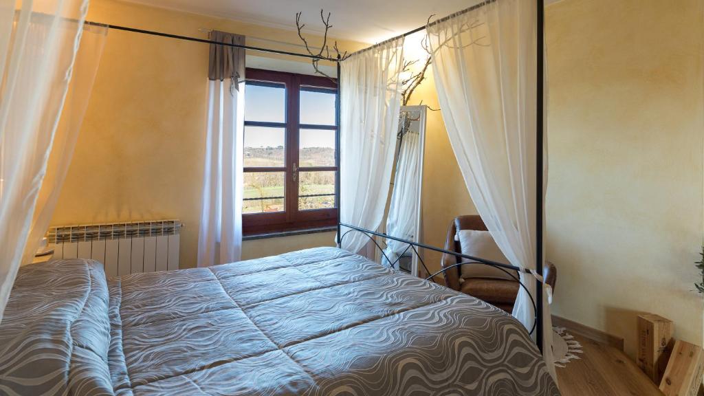 Posteľ alebo postele v izbe v ubytovaní CASALE BELLA VITA 8&4, Emma Villas