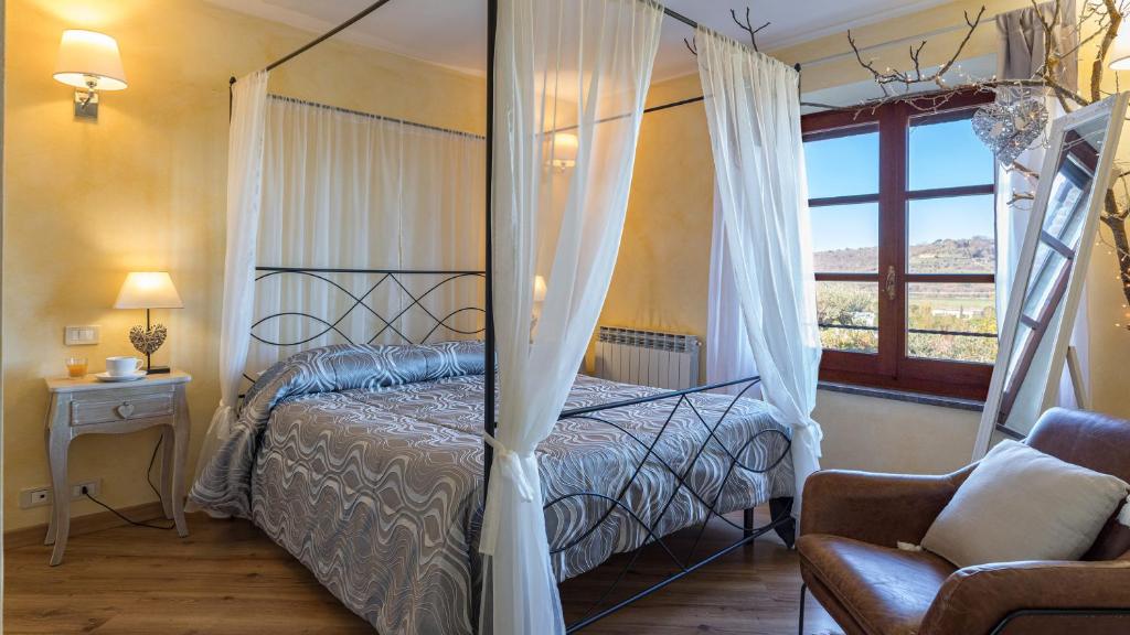 Posteľ alebo postele v izbe v ubytovaní CASALE BELLA VITA 8&4, Emma Villas