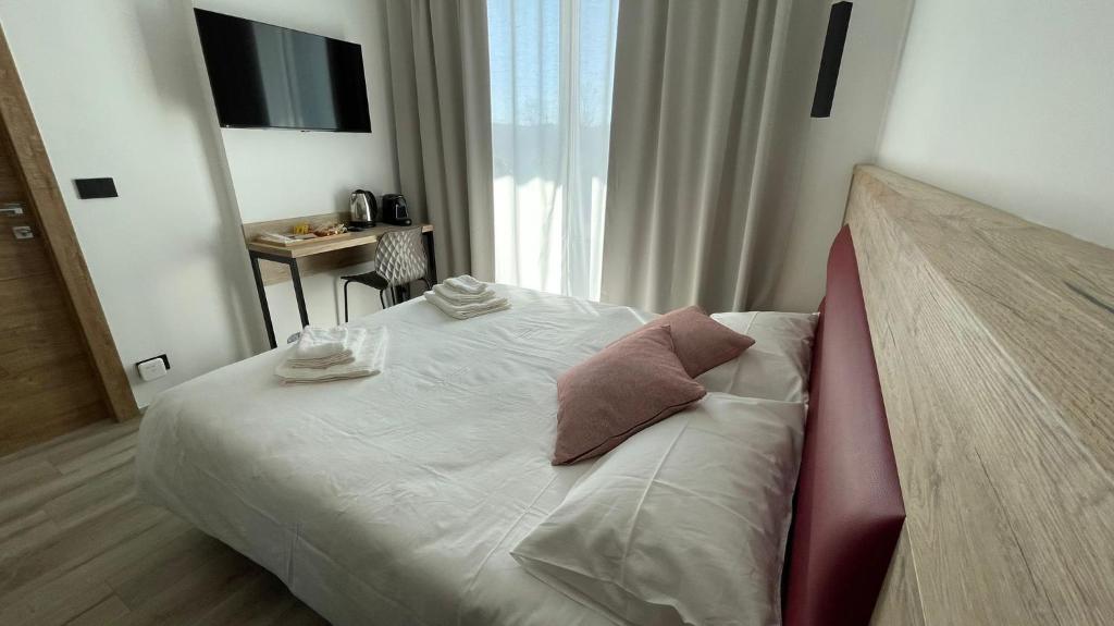 Un pat sau paturi într-o cameră la Bari Airport Rooms
