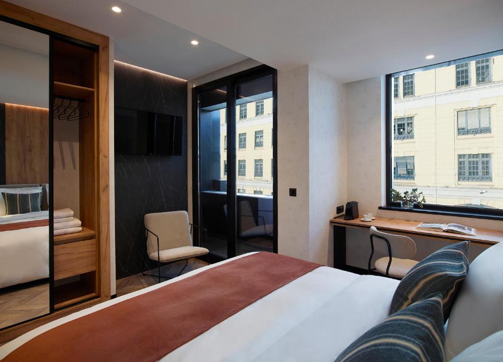 
The Port Double Room with Balcony and Side Sea View
