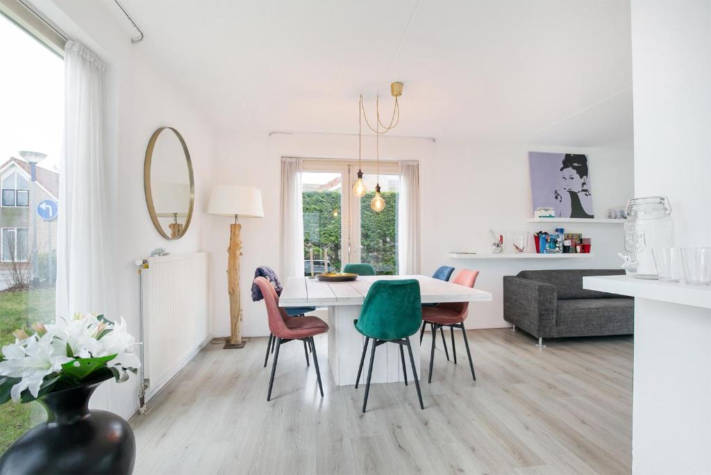 a kitchen and living room with a table and chairs at Hello Zeeland - Vakantiehuis Zwin 112 in Breskens