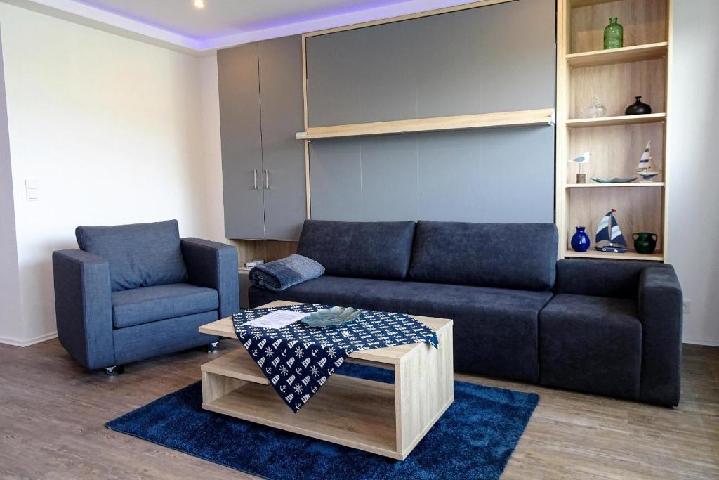 ein Wohnzimmer mit einer Couch und einem Couchtisch in der Unterkunft Haus "Jan am Strand" Appartement JAN002 in Döse