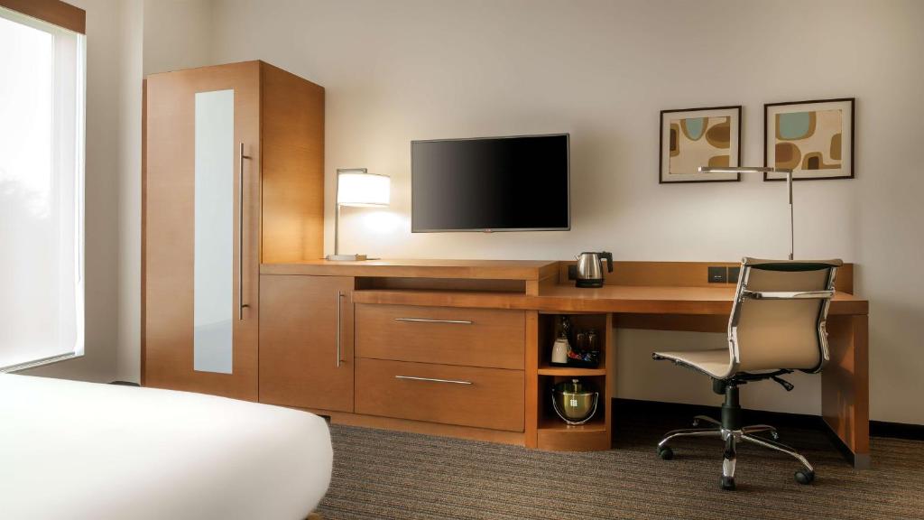 Una televisión o centro de entretenimiento en Hyatt Place Gurgaon Udyog Vihar