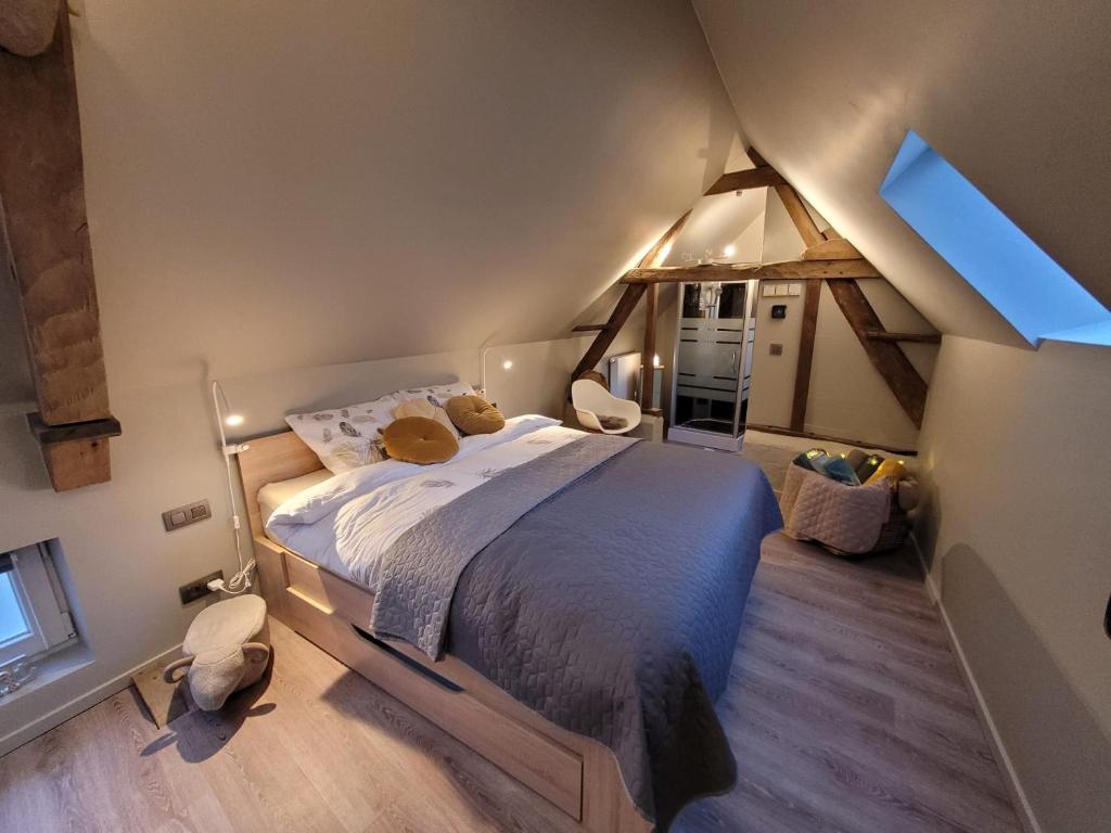 Un dormitorio con una cama con un osito de peluche. en Natuurschoon Vakantiewoning Moorsel en Moorsel