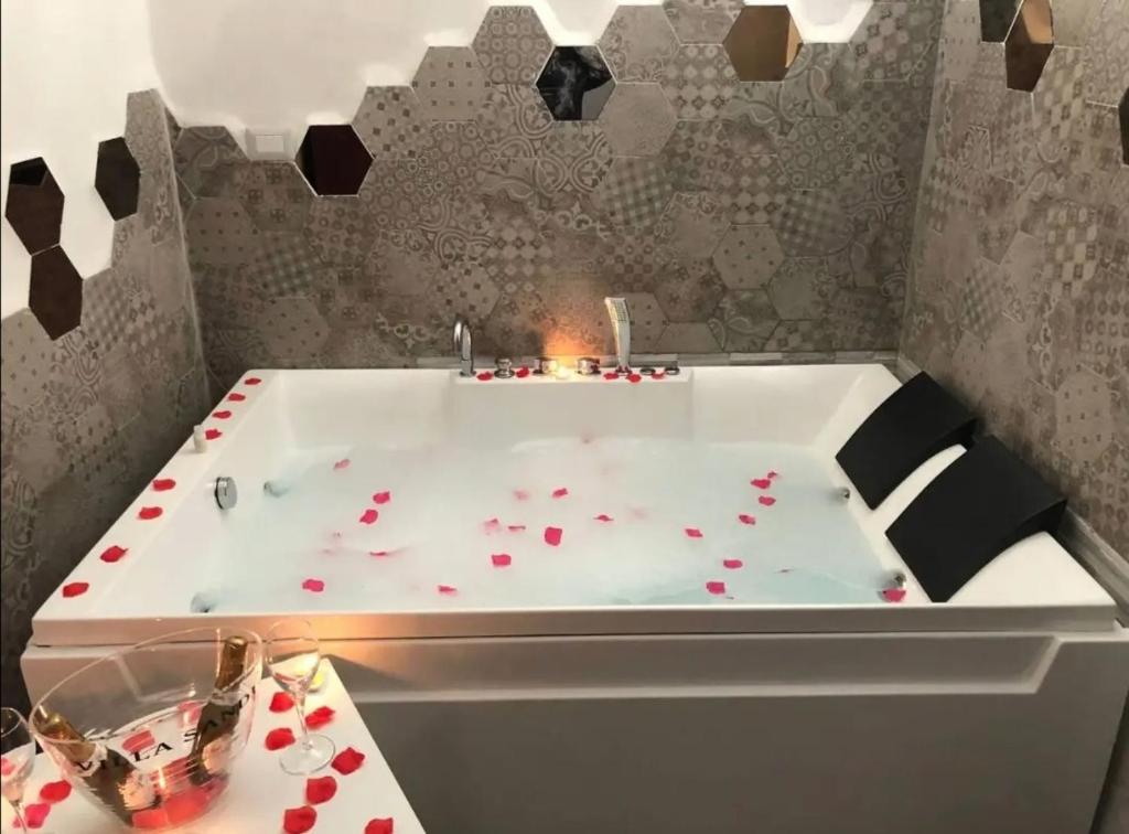 lapietra_hotelescapes في San Gennaro Vesuviano: حوض استحمام مليء بالكثير من القلوب الحمراء