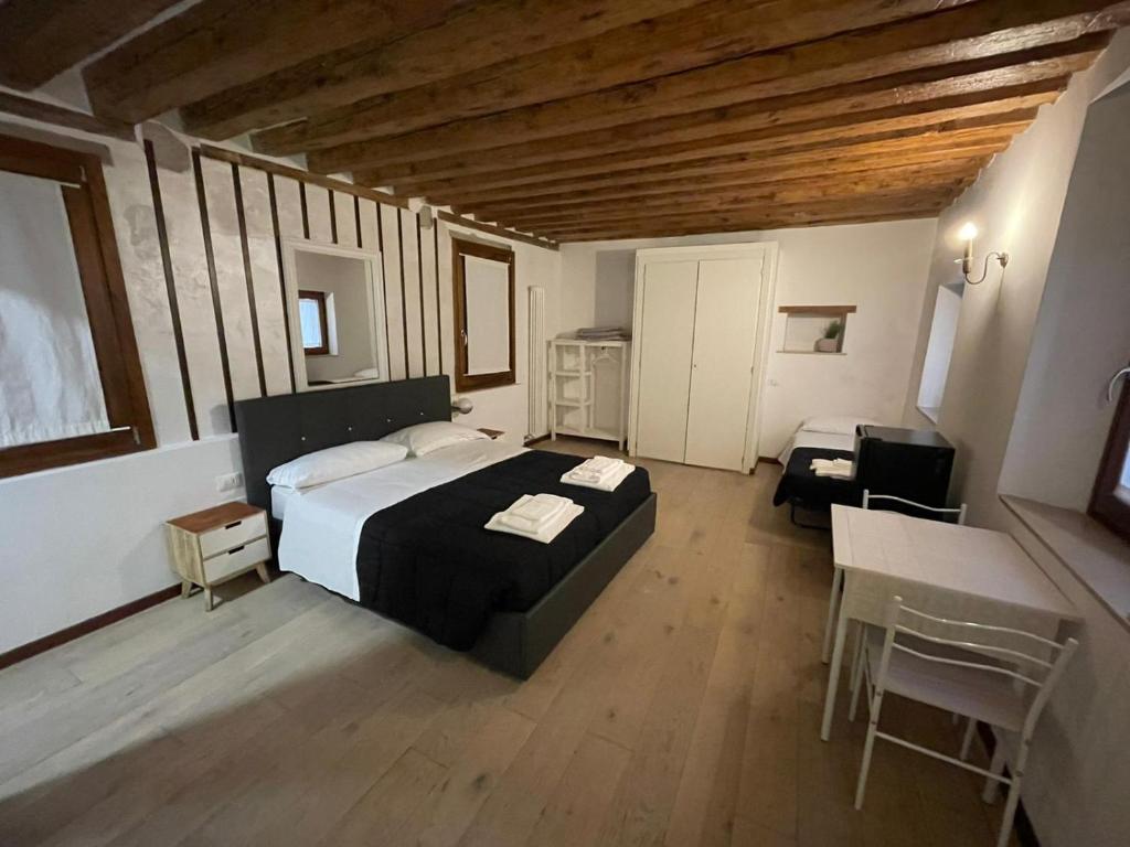 - une chambre avec un grand lit, une table et des chaises dans l'établissement Dimora Blu Suite, à Venise