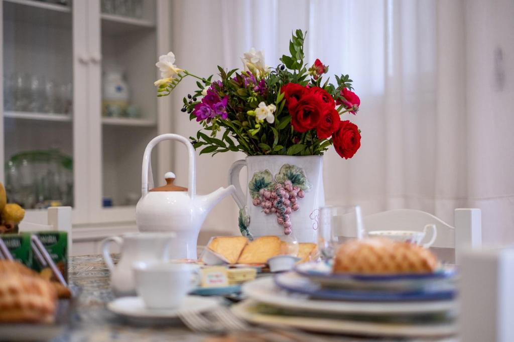 巴勒莫Scirocco House的花瓶,食物盘的桌子