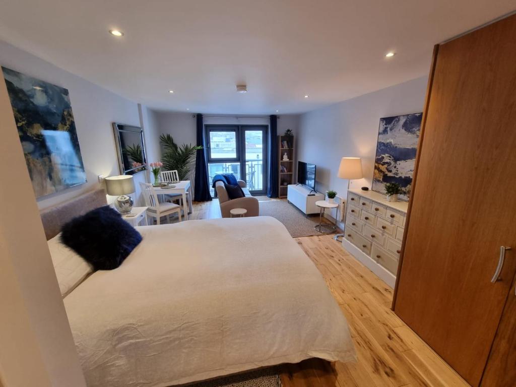 Super central studio flat on Bristol Harbourside