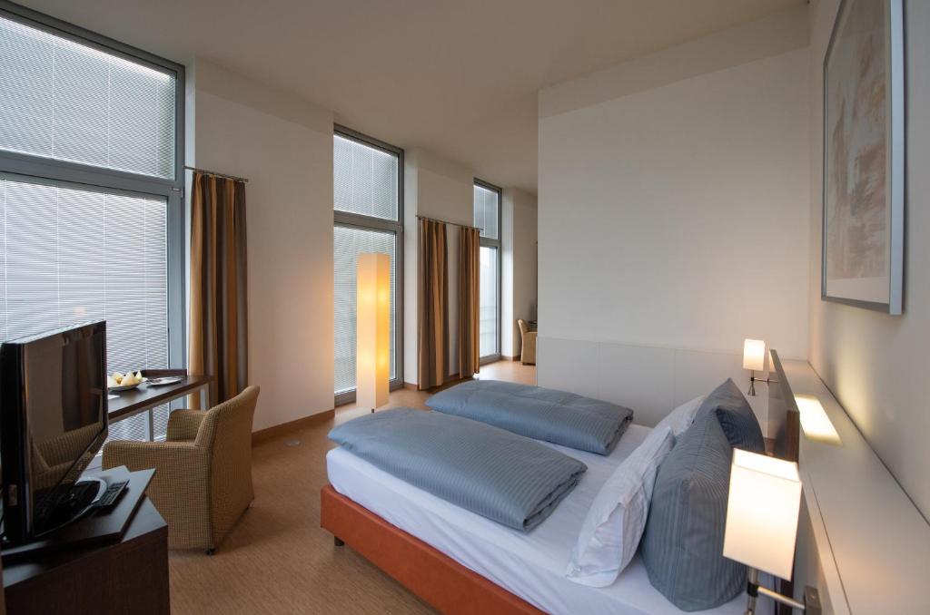 Postel nebo postele na pokoji v ubytování Livenwork Hotel & CoWorking GVZ Ingolstadt