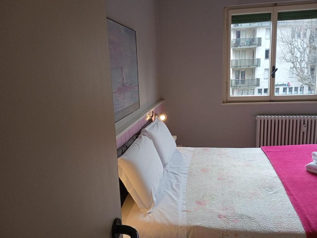 Ένα ή περισσότερα κρεβάτια σε δωμάτιο στο Gira Guest House