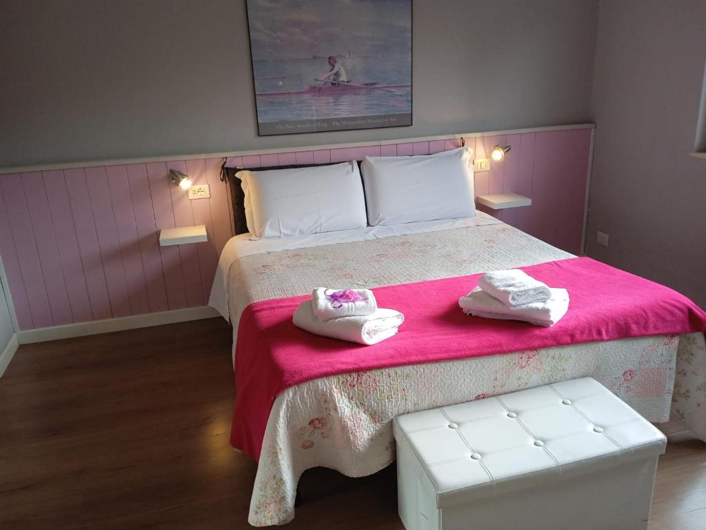 Ένα ή περισσότερα κρεβάτια σε δωμάτιο στο Gira Guest House