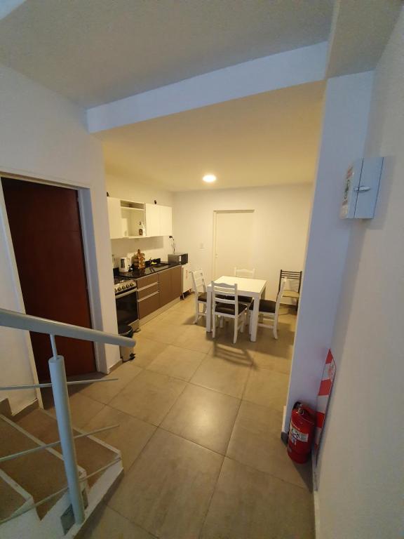 mit Blick auf eine Küche und ein Esszimmer mit einem Tisch in der Unterkunft Duplex Jardines del Rey in Neuquén