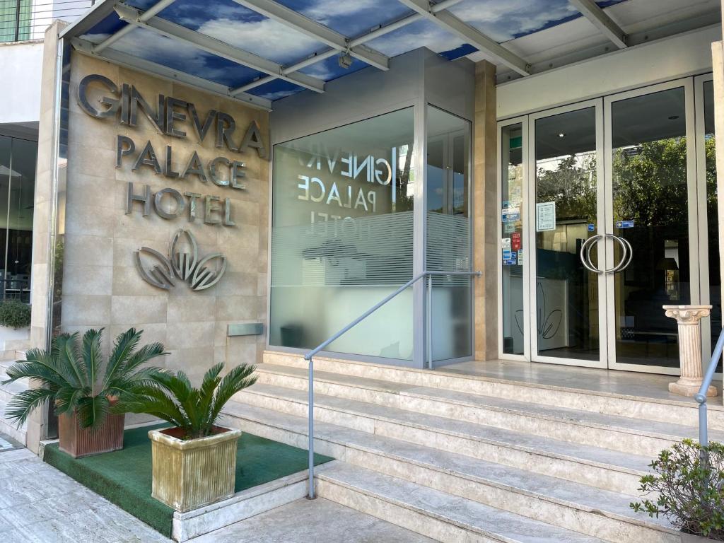 un hotel con escaleras delante de un edificio en Ginevra Palace Hotel en Roma