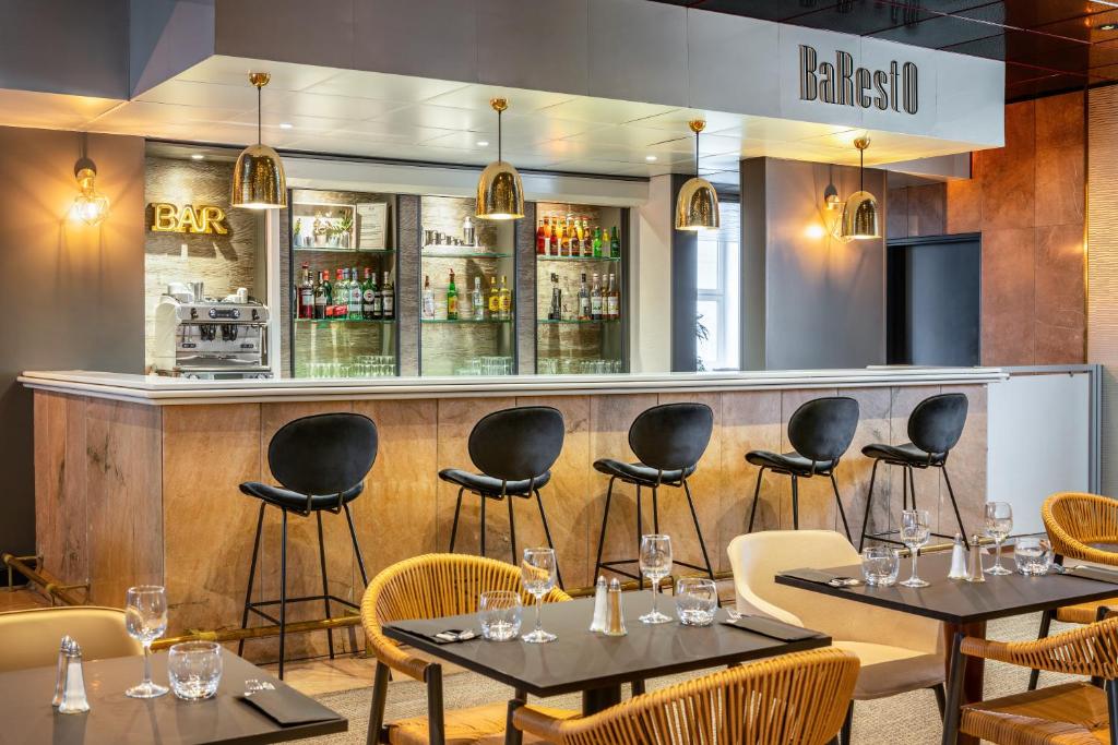 a restaurant with tables and chairs and a bar at ibis Paris porte de Bercy in Charenton-le-Pont