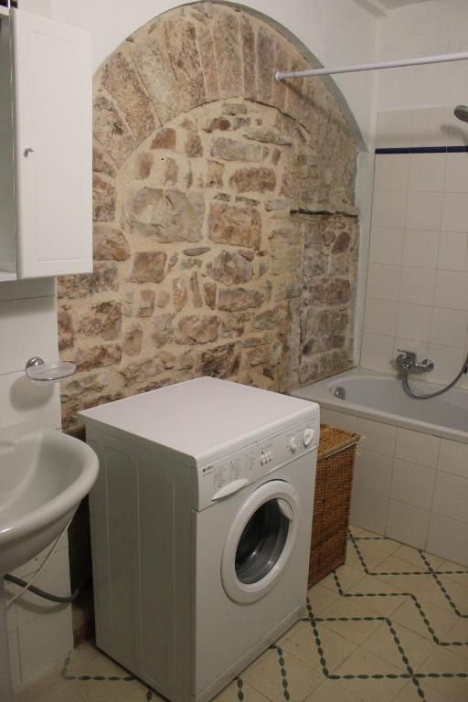 A bathroom at Maddalena House