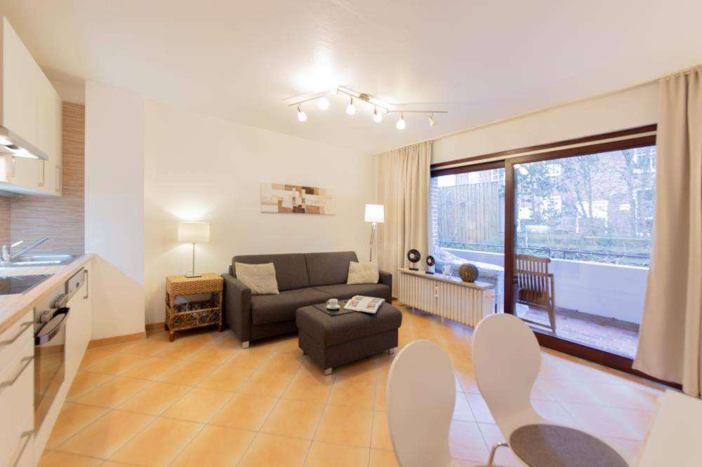ein Wohnzimmer mit einem Sofa und einem Tisch in der Unterkunft Ferienwohnung Muschel 1 in Scharbeutz