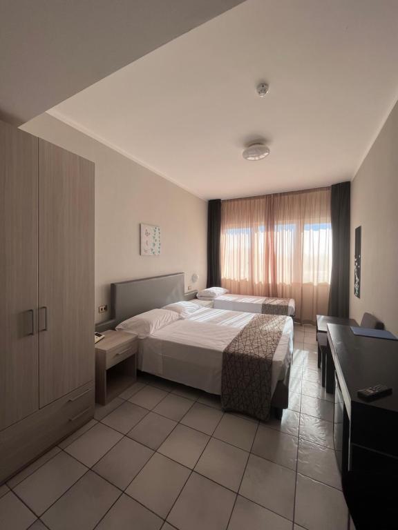 Postel nebo postele na pokoji v ubytování Hotel Letizia