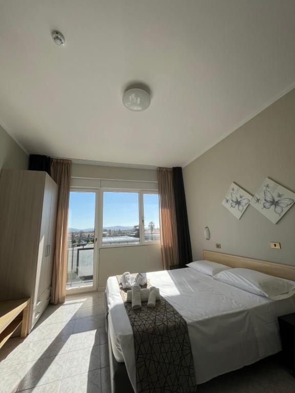 Postel nebo postele na pokoji v ubytování Hotel Letizia