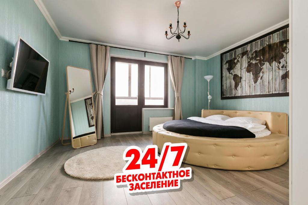 PutilkovoにあるMaxRealty24 Mortonのベッドルーム1室(大型ベッド1台、シャンデリア付)