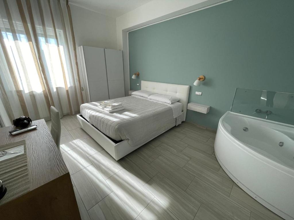 Un pat sau paturi într-o cameră la Zaro Suites B&B