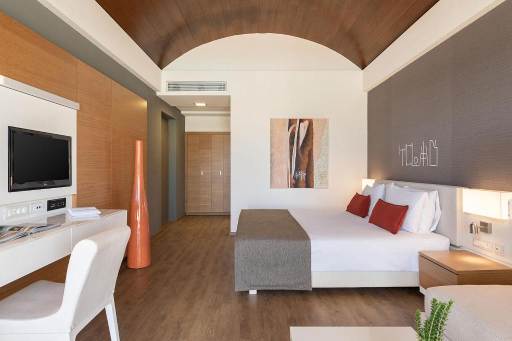 TV a/nebo společenská místnost v ubytování Avra Imperial Hotel