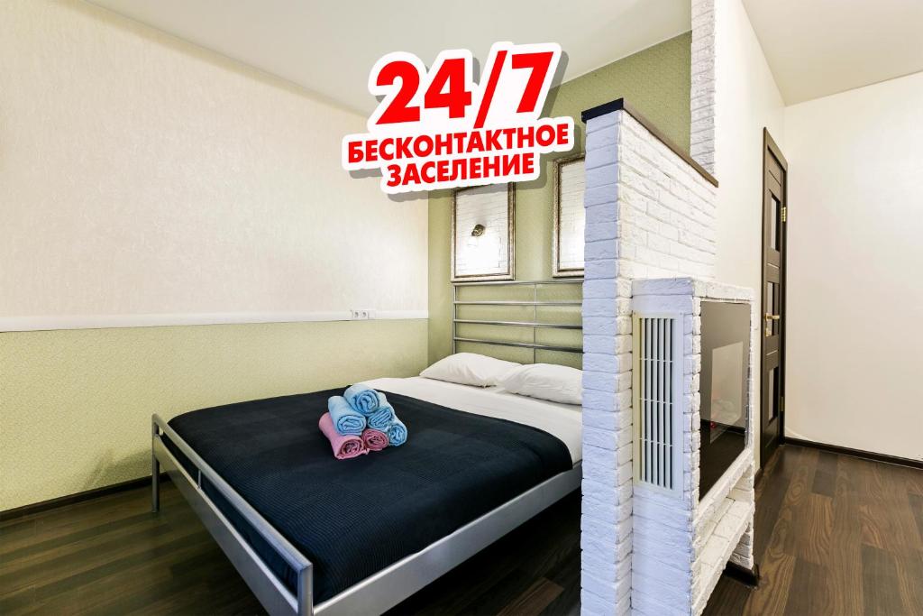 um quarto com uma cama e uma placa que lê gmaxwell porco dormindo em MaxRealty24 Putilkovo em Putilkovo