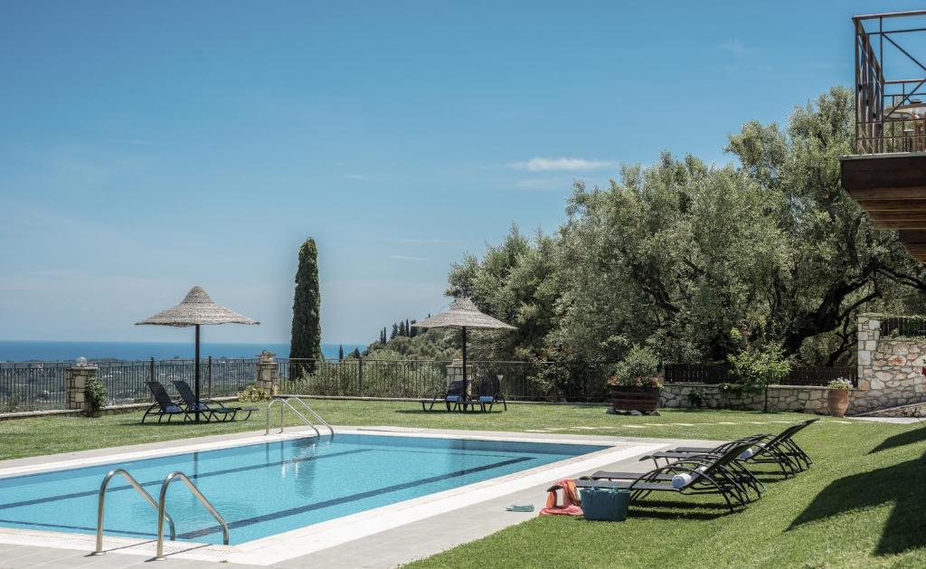 una piscina en el patio de una villa en Agrikia Villa, en Langadhákia