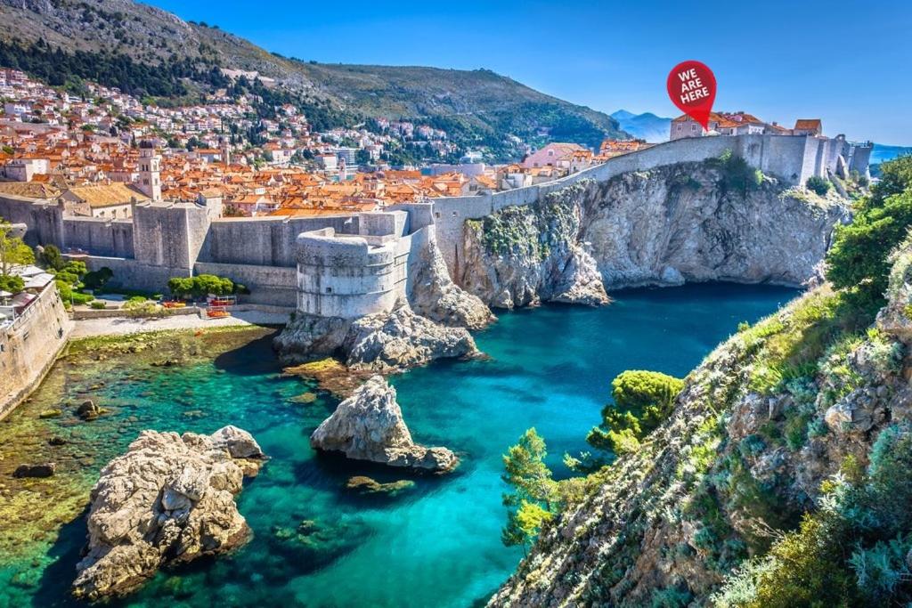 uma ponte sobre um rio ao lado de uma cidade em La Porta Heritage em Dubrovnik